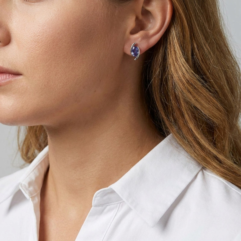 Boucles d'oreiles Or Blanc 750 tanzanites AAA ovales 7x5mm porté