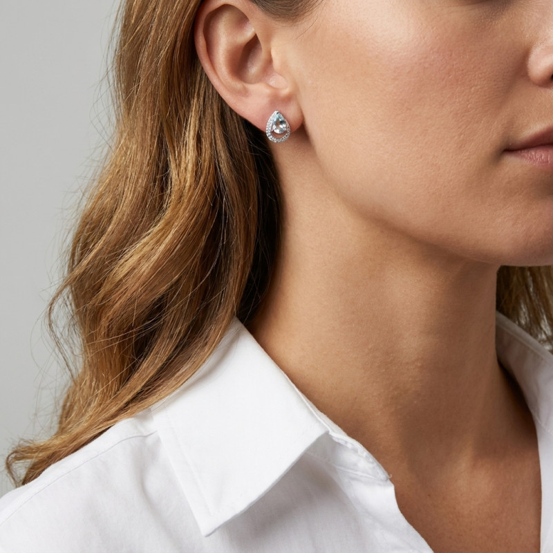 Boucles d'oreilles Aigue Marine Poire 6x4mm et Diamant en Or Blanc 375 porté