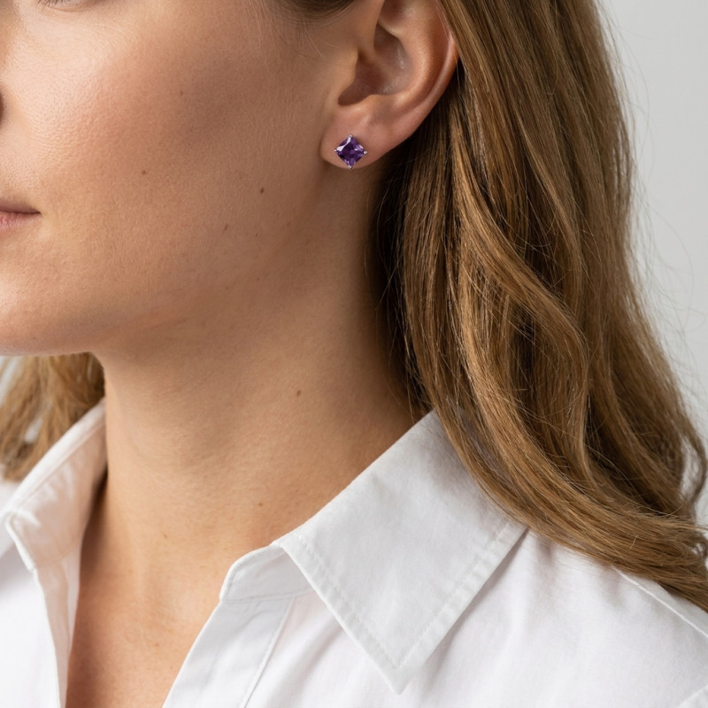 Boucles d'oreilles Améthyste Coussin 7mm en Or Blanc 375 porté