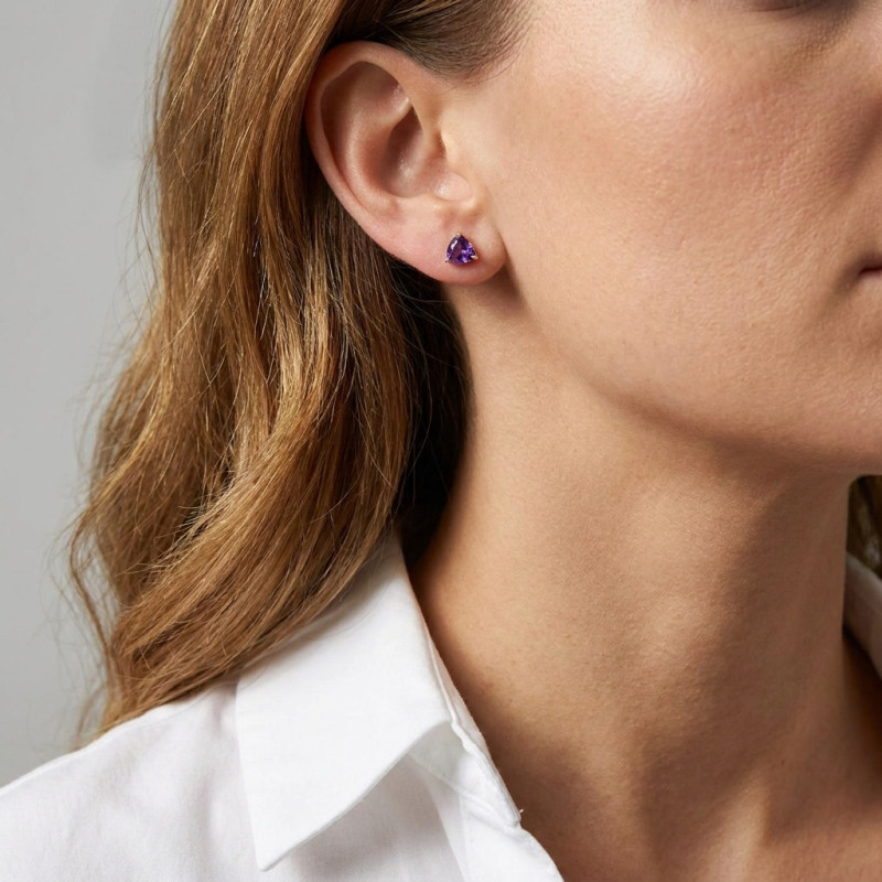 Boucles d'oreilles Améthyste Trillion 5mm Or Jaune 375  porté