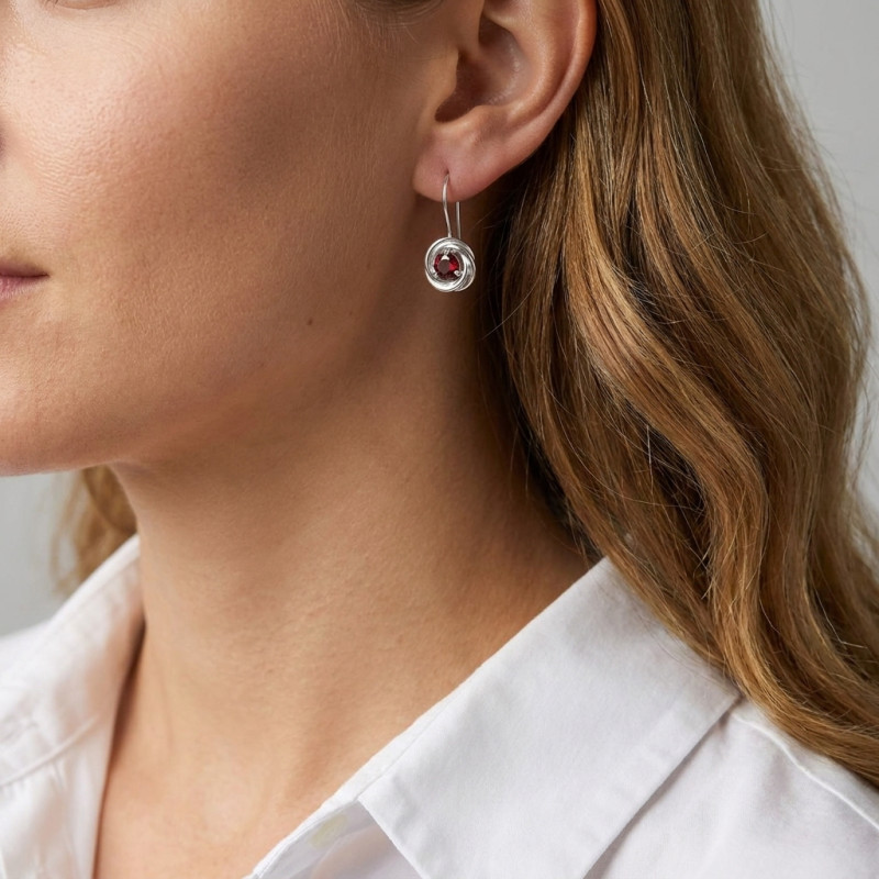 Boucles d'oreilles Argent Anneaux entrelacés et Grenat porté