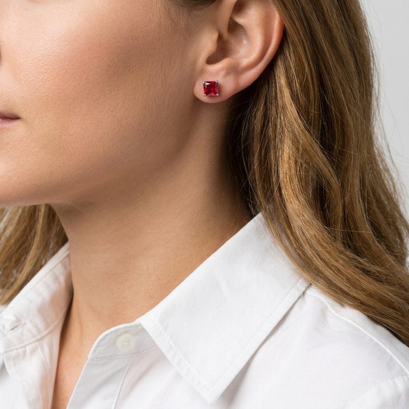 Boucles d'oreilles Argent Oxyde Rouge carré 5mm porté