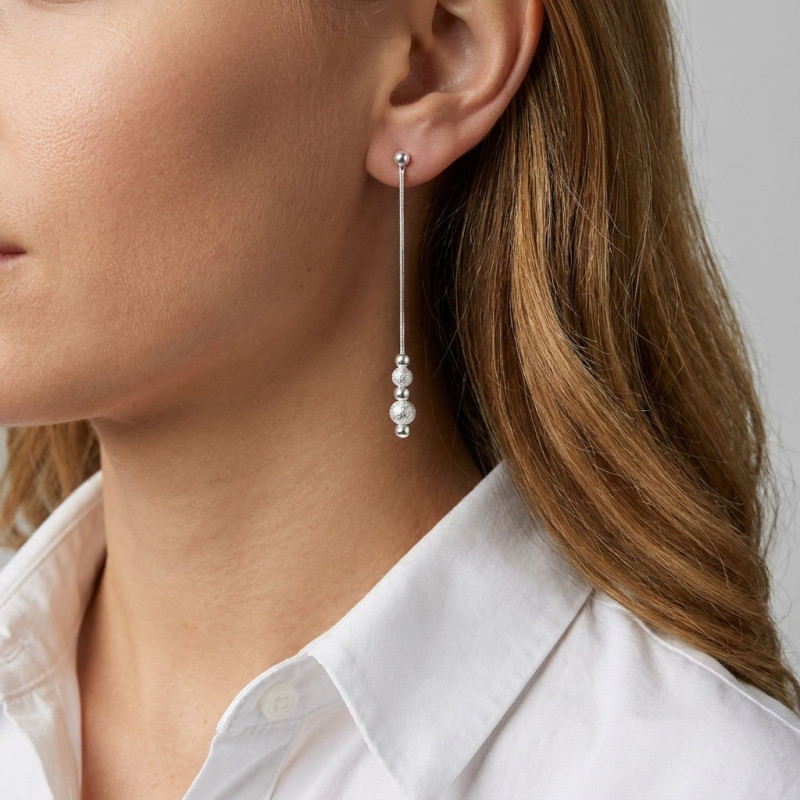 Boucles d'oreilles Argent Pendantes Avec Boules Diamantées porté