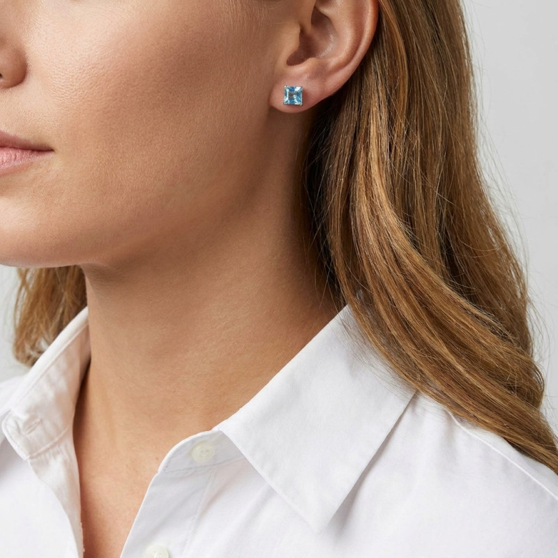 Boucles d'oreilles Argent Topaze Bleue Traitée Carrée 6mm porté