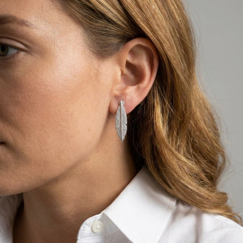 Boucles d'oreilles clou argent plume porté