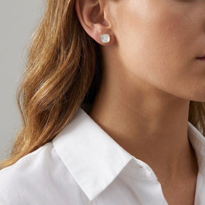 Boucles d'oreilles clou argent rhodié doré carré de nacre porté