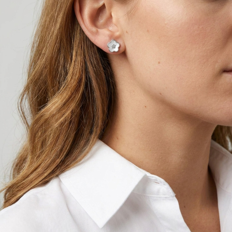 Boucles d'oreilles clou argent rhodié fleur de nacre porté