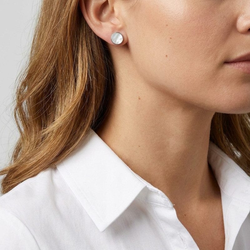 Boucles d'oreilles clou argent rhodié rond de nacre porté