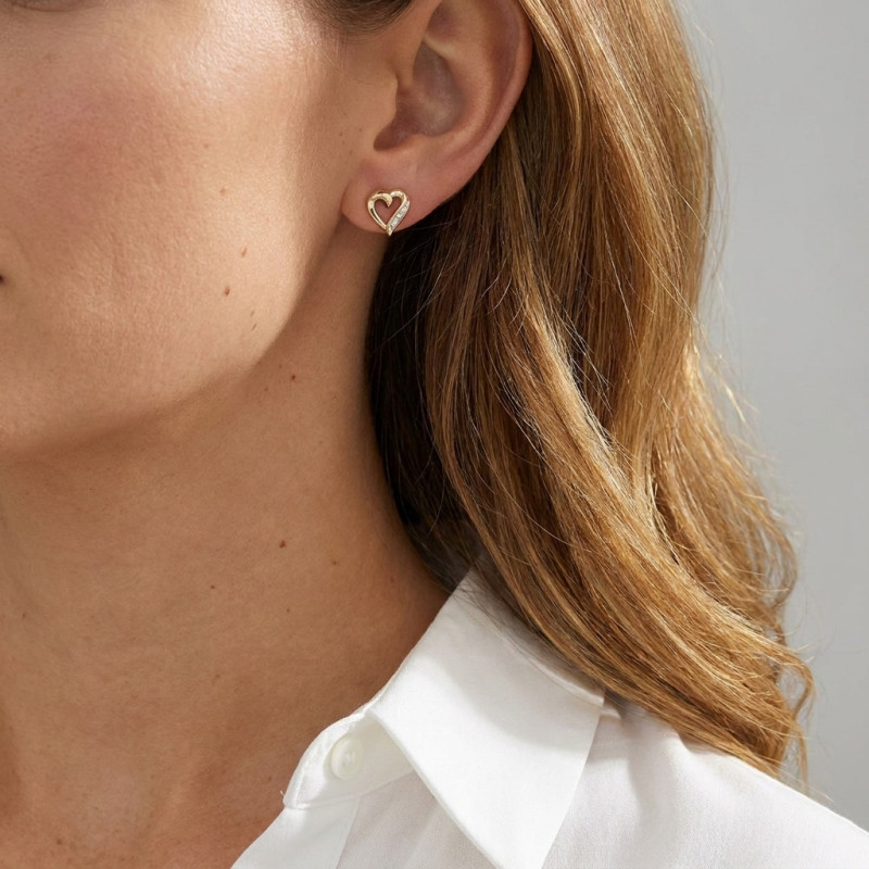 Boucles d'oreilles Coeur Or Jaune Diamant 0.038ct porté