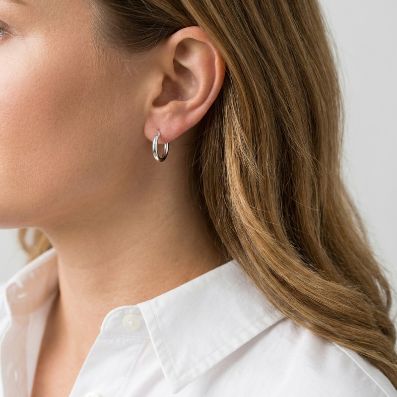 Boucles d'oreilles Créoles 2mm x 14mm Or Blanc 375  porté