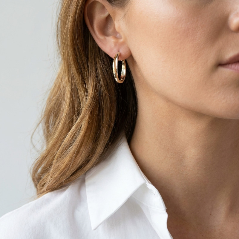 Boucles d'oreilles Créoles Entrelacées4mm x 25mm 2 Ors 375  porté