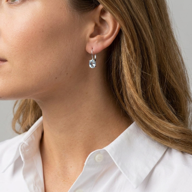 Boucles d'oreilles dormeuses Or Blanc 375 Aigues Marines ovales 8x6mm porté