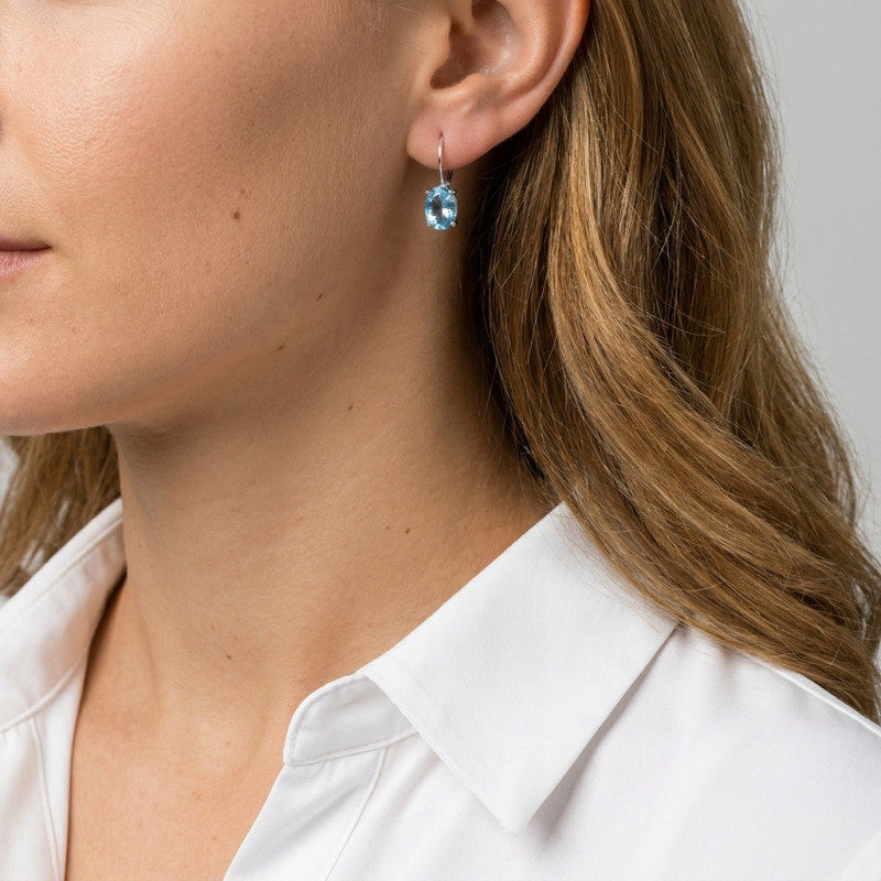 Boucles d'oreilles dormeuses Or Blanc 375 Topaze Bleue traitée porté