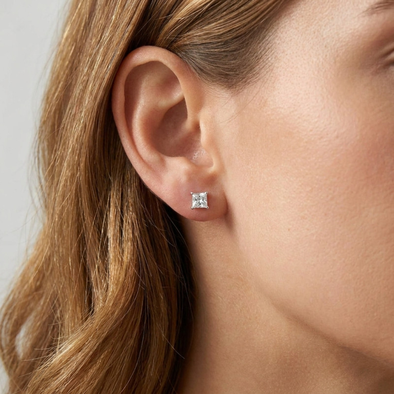 Boucles d'oreilles en Argent 925 et Oxyde de Zirconium Carré 4mm porté