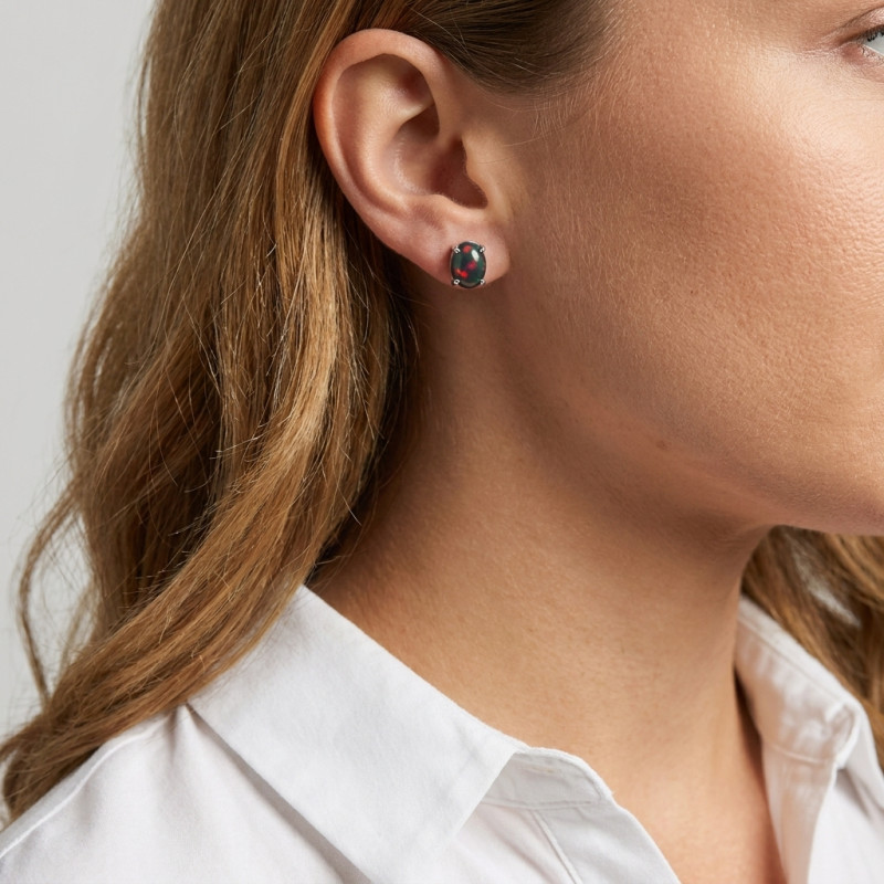 Boucles d'oreilles en Or Blanc 750 et Opales Noires 9x7mm porté
