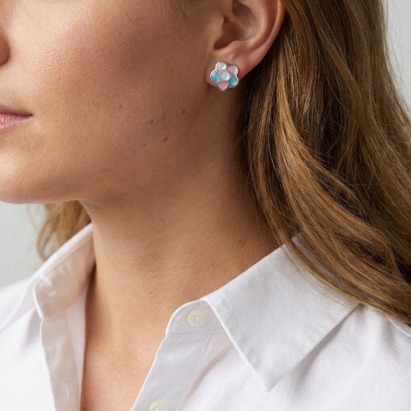 Boucles d'oreilles Fleur Argent et Nacre multicolore porté