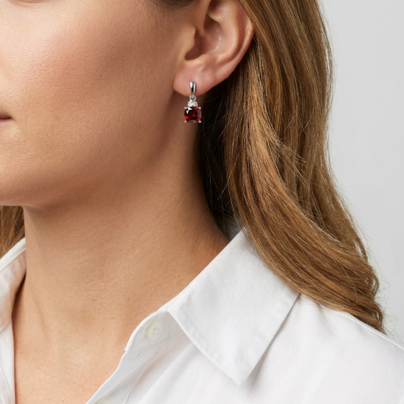 Boucles d'oreilles Grenat Coussin 6mm et Diamant en Or Blanc 375 porté