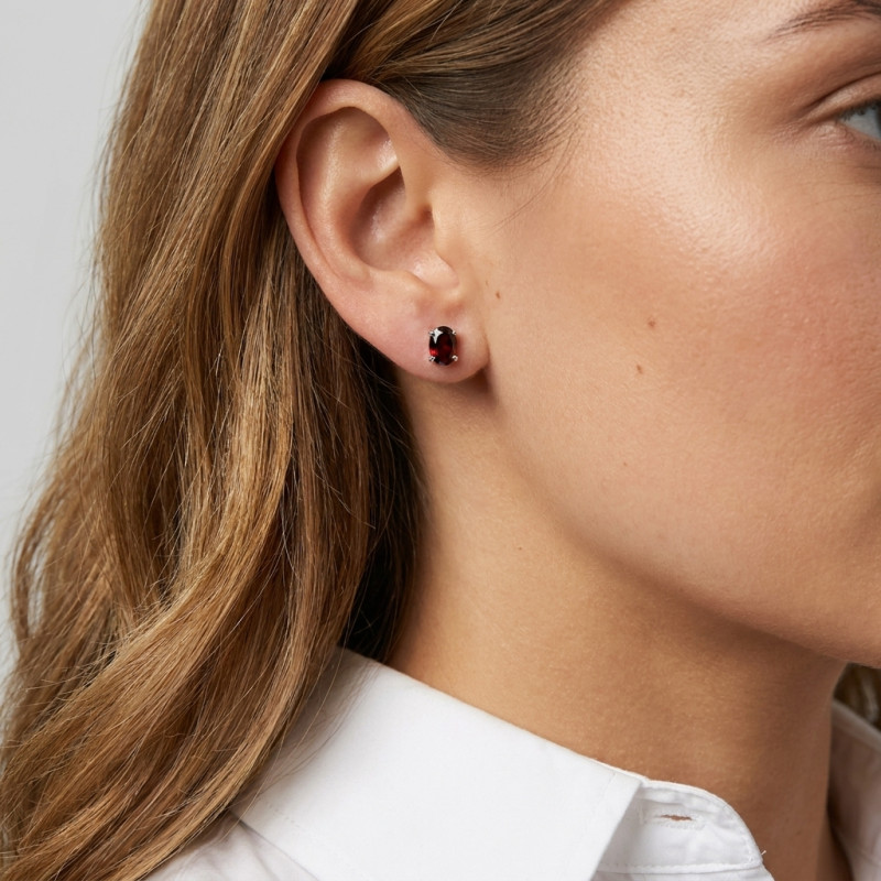 Boucles d'oreilles Grenat Ovale 6x4mm en Or Blanc 375    porté