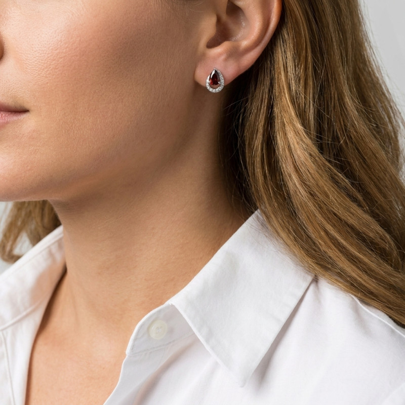 Boucles d'oreilles Grenat Poire 6x4mm et Diamant en Or Blanc 375 porté