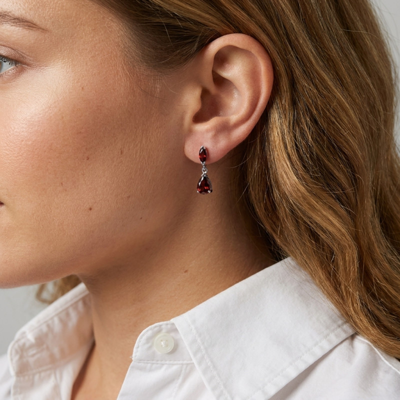 Boucles d'oreilles Grenat Poire et Marquise en Or Blanc 375 porté