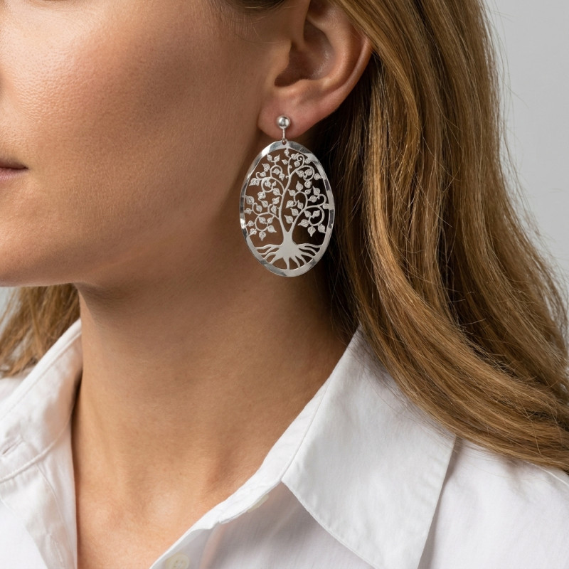 Boucles d'oreilles martelées ovales en argent rhodié motif arbre de vie porté