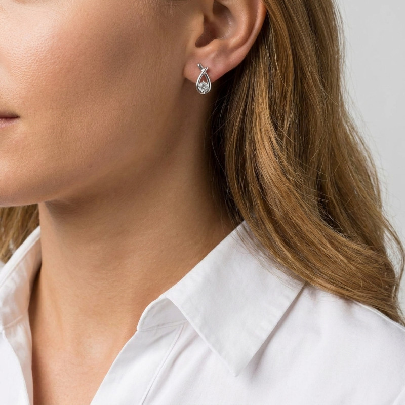 Boucles d'oreilles Motif Croisé Argent 925 Rhodié Oxyde de zirconium Rond 4mm porté