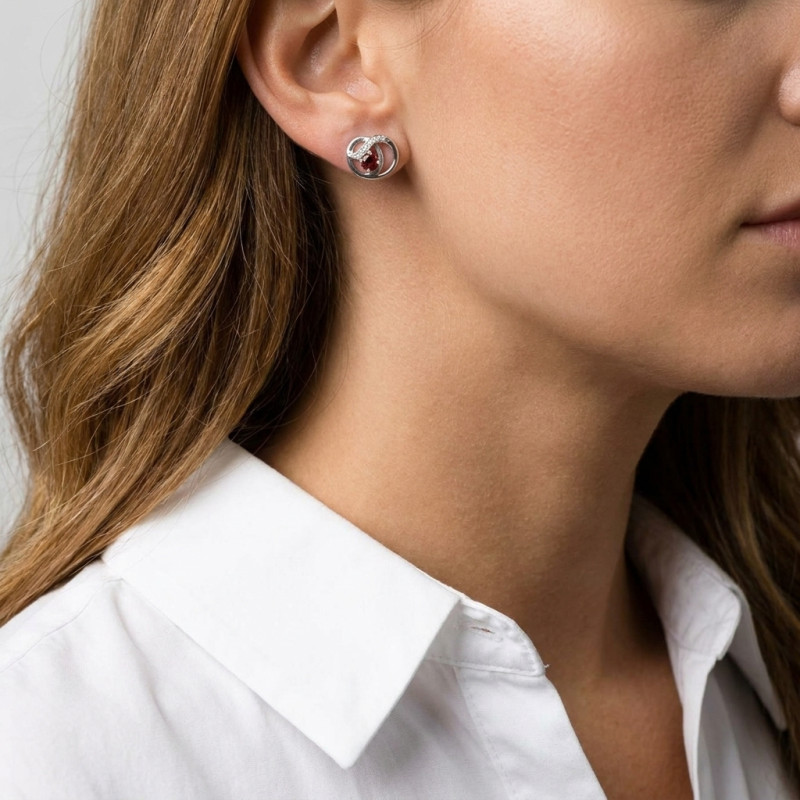 Boucles d'oreilles Motifs entrelacés en Argent 925 Rhodié Grenat Rond et Oxydes porté