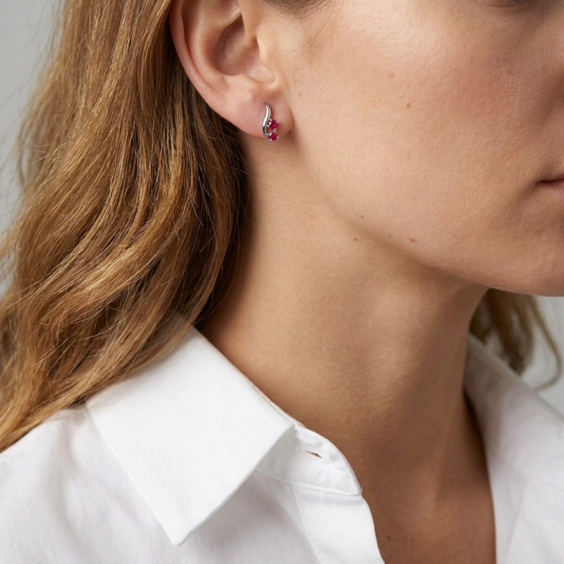 Boucles d'oreilles Or Blanc 2Rubis porté