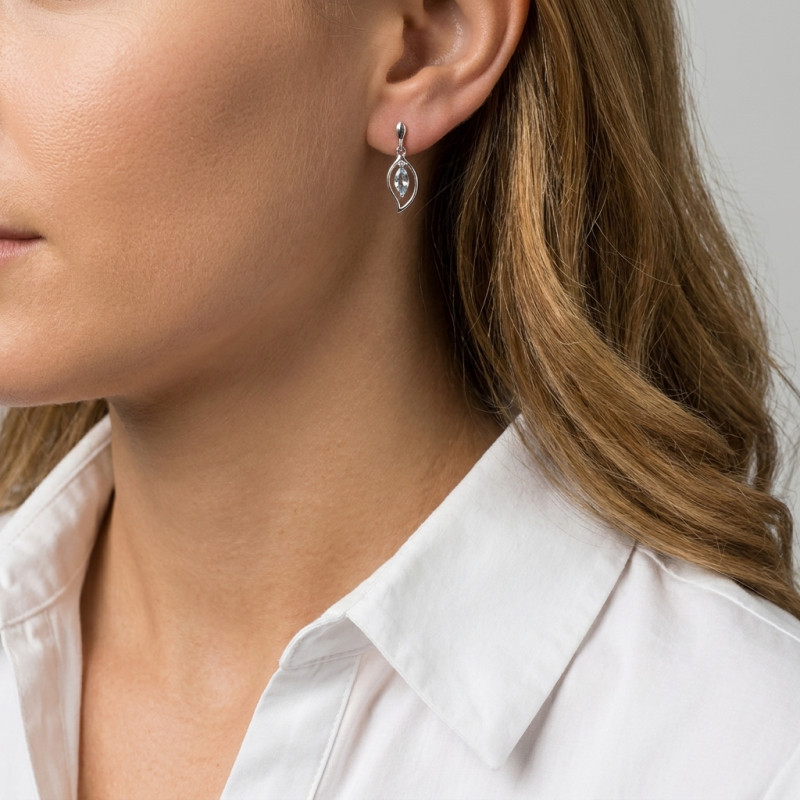 Boucles d'oreilles Or blanc 375 Aigue Marine navette 6x3mm porté