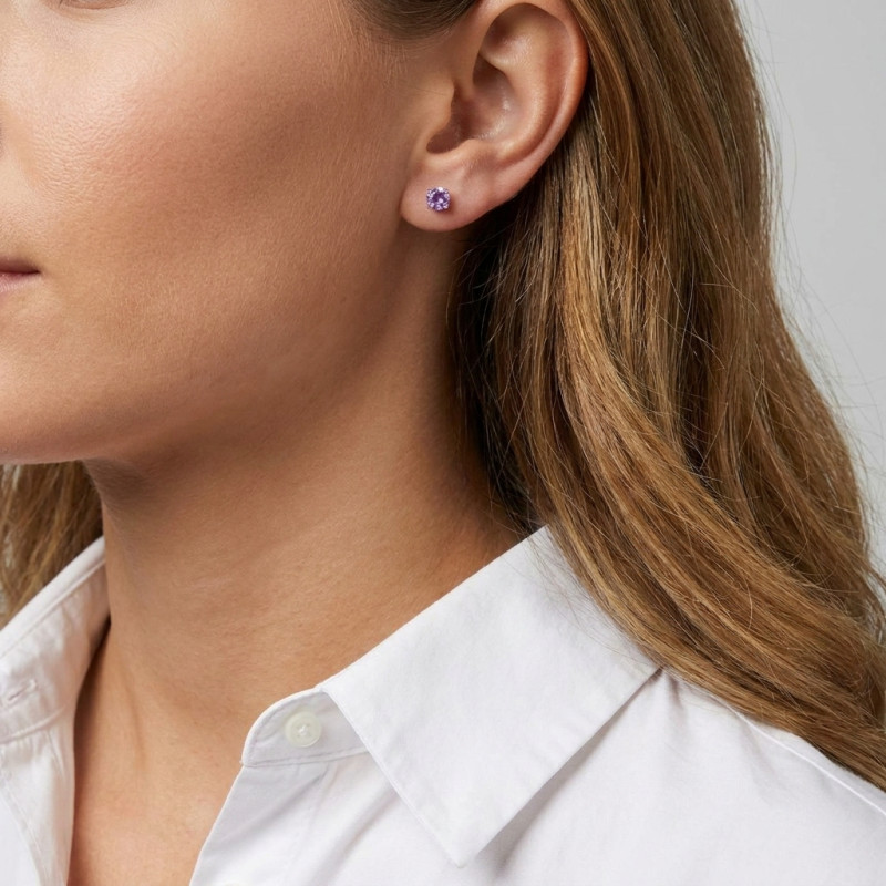 Boucles d'oreilles Or Blanc 375 Améthyste 4mm porté