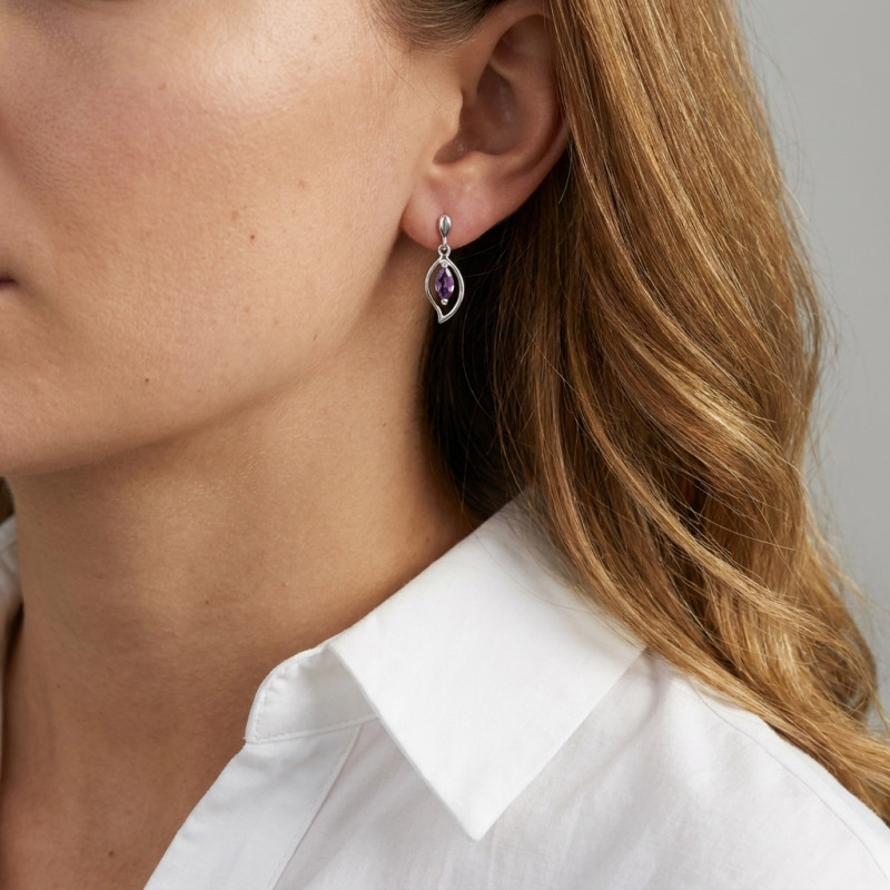 Boucles d'oreilles Or blanc 375 Améthyste navette 6x3mm porté