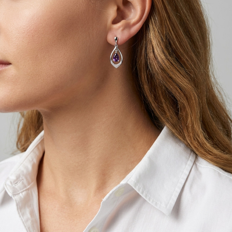 Boucles d'oreilles Or blanc 375 Améthyste poire 6x4mm et diamant porté