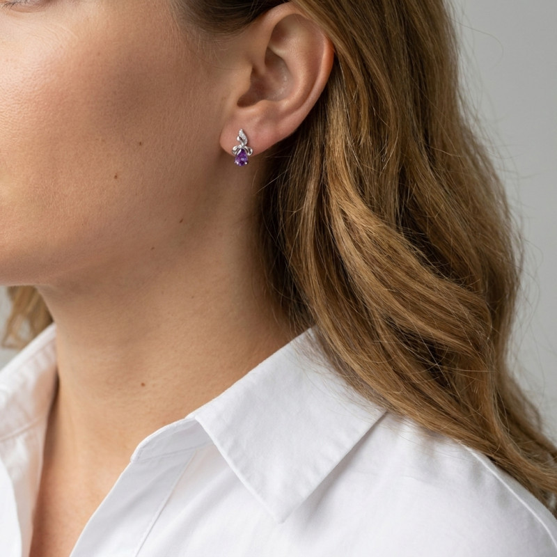 Boucles d'oreilles Or Blanc 375 Améthyste Poire 6x4mm et Diamant porté