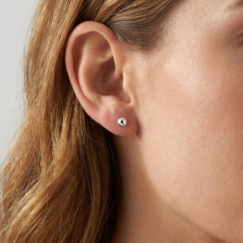Boucles d'oreilles Or Blanc 375 boules 4mm porté