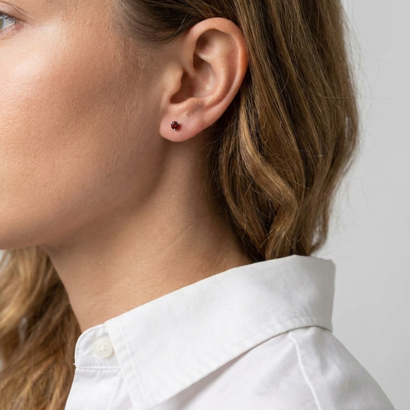Boucles d'oreilles Or Blanc 375 Grenat 3mm porté