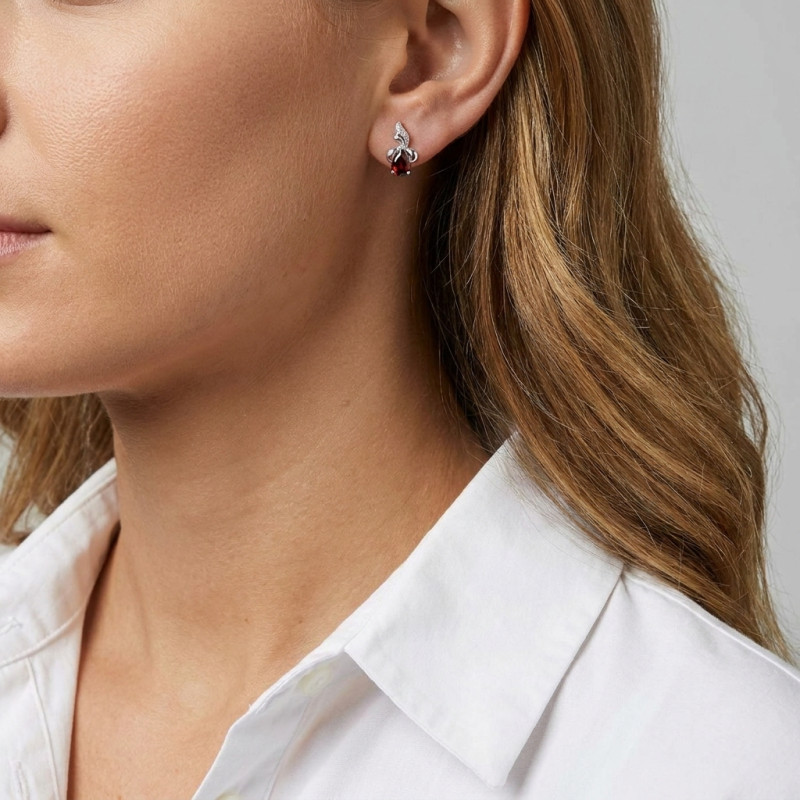 Boucles d'oreilles Or Blanc 375 Grenat Poire 6x4mm et Diamant porté