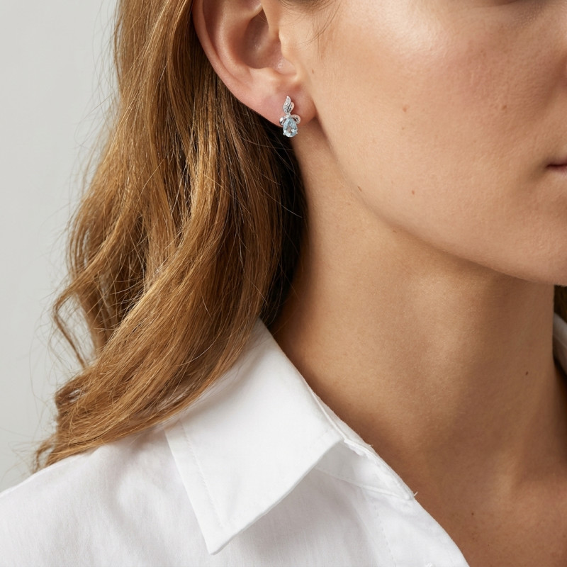 Boucles d'oreilles Or Blanc 375 Topaze bleue traitée Poire 6x4mm et Diamant porté