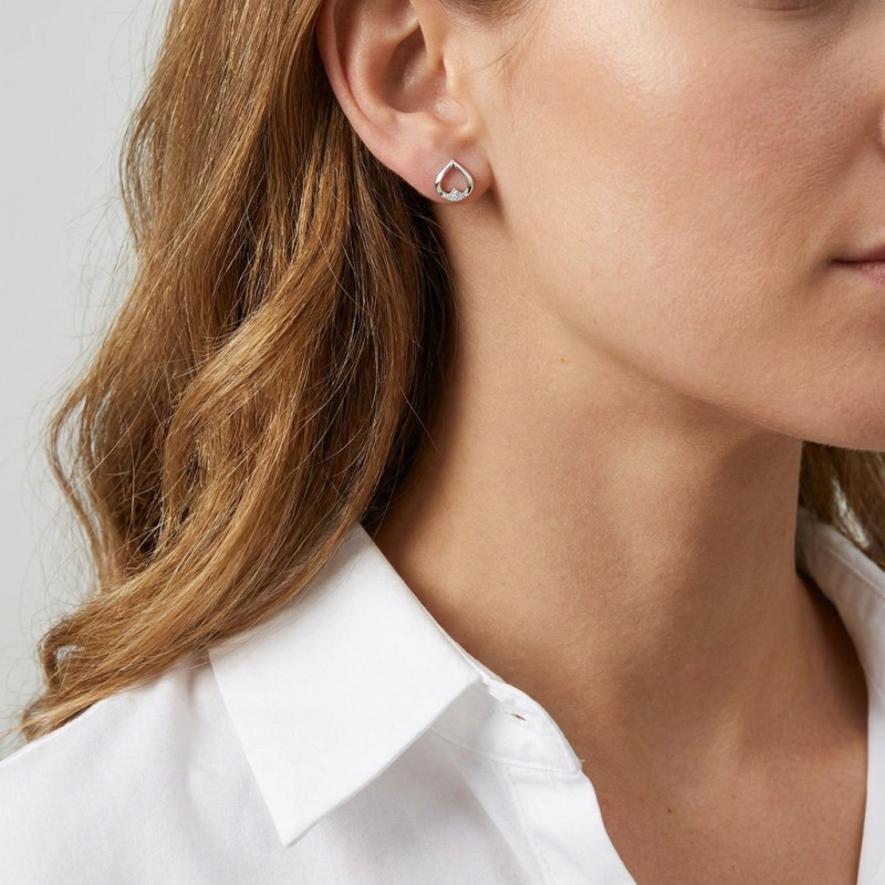 Boucles d'oreilles Or Blanc 750 coeur inversé et diamant porté
