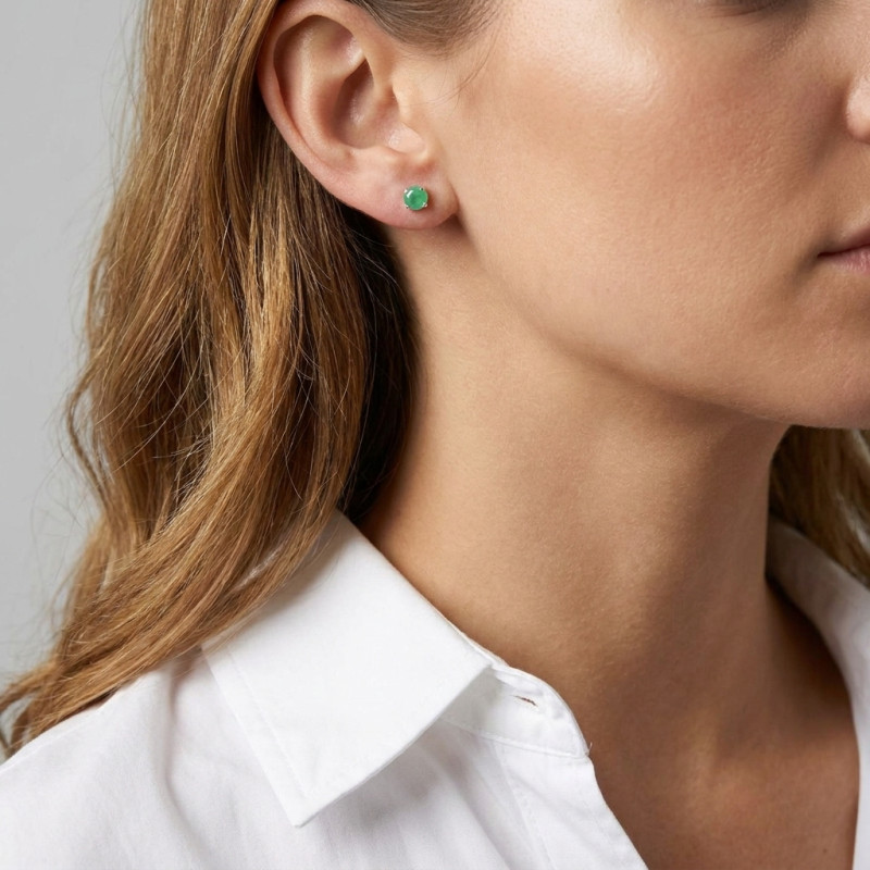 Boucles d'oreilles Or Blanc 750 Emeraude 4mm porté