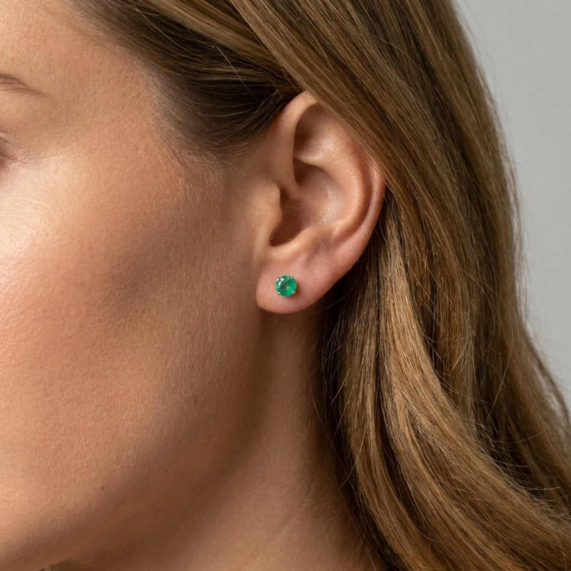 Boucles d'oreilles Or Blanc 750 Emeraude 5mm porté