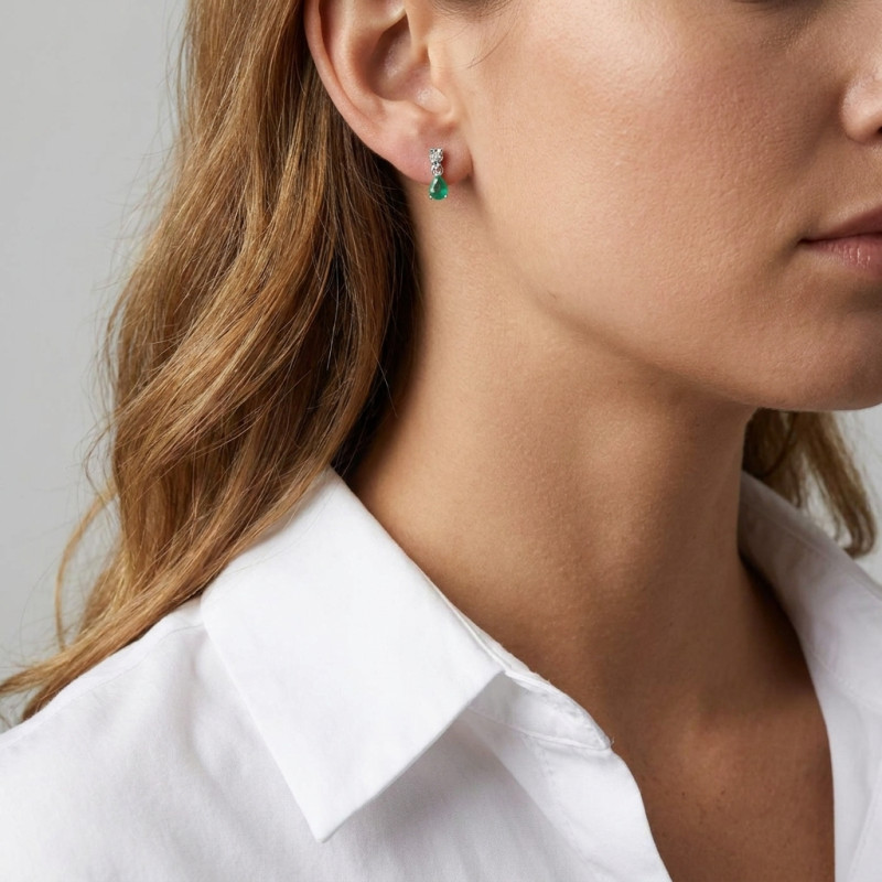 Boucles d'oreilles Or Blanc 750 Emeraude Poire 5x3mm et Diamant porté