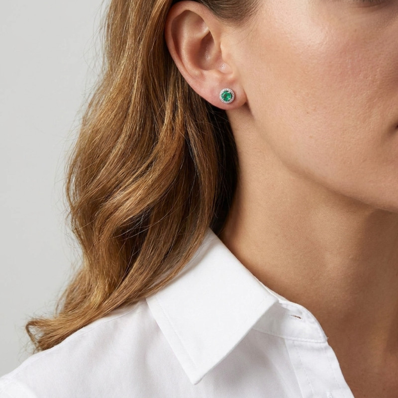 Boucles d'oreilles Or Blanc 750 Emeraude Ronde 3mm et Diamant porté