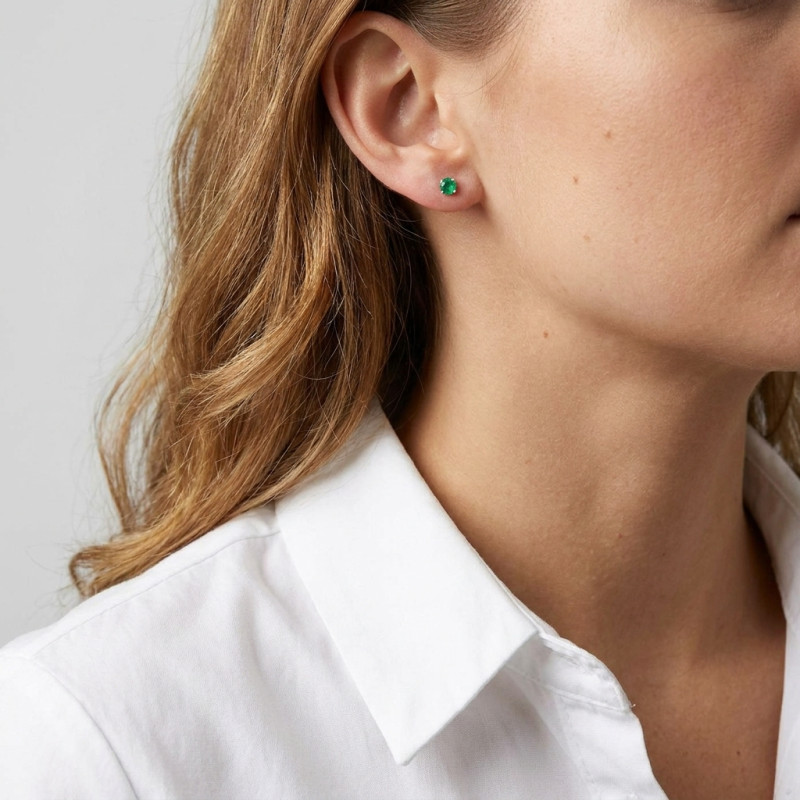 Boucles d'oreilles Or Blanc 750 Emeraudes AAA Rondes 3mm porté