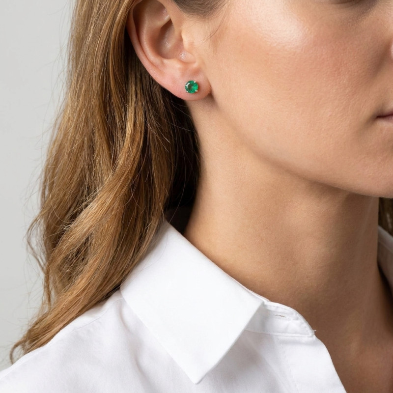 Boucles d'oreilles Or Blanc 750 émeraudes rondes 5.5mm porté