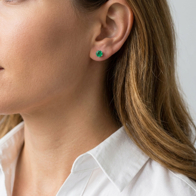 Boucles d'oreilles Or Blanc 750 Emeraudes Rondes 5mm porté