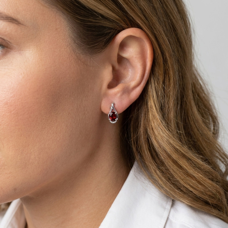 Boucles d'oreilles Or Blanc 750 Grenat Ovale 6x4mm et Diamant porté
