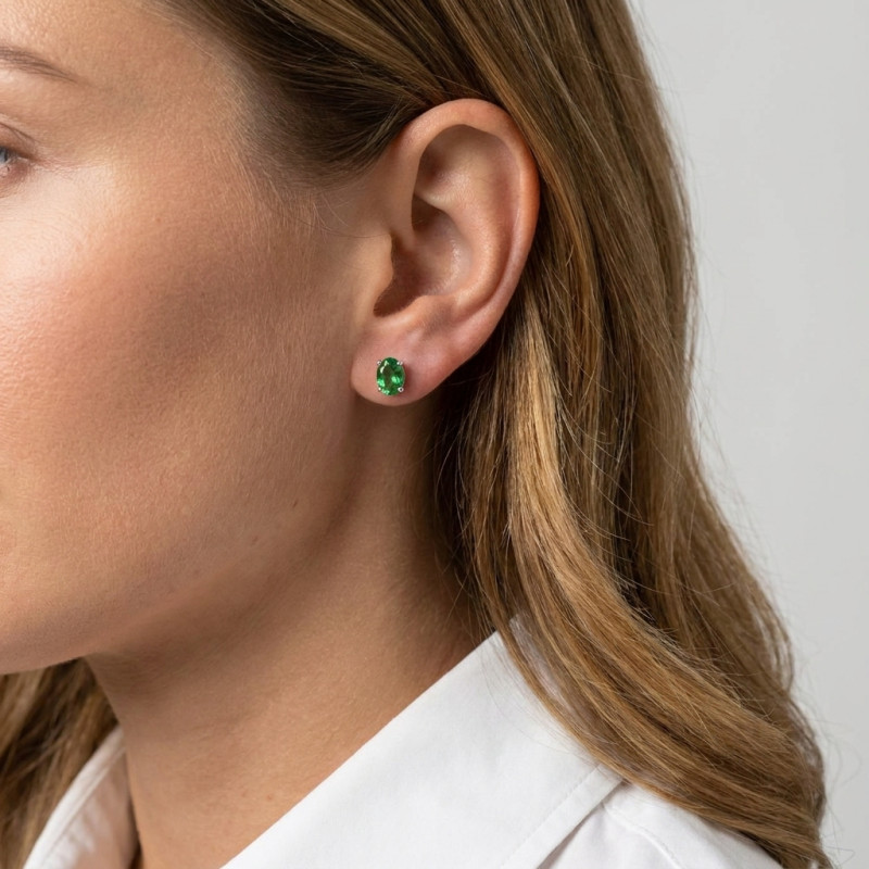 Boucles d'oreilles Or Blanc 750 Grenat Tsavorite Ovale 7x5mm AAA porté