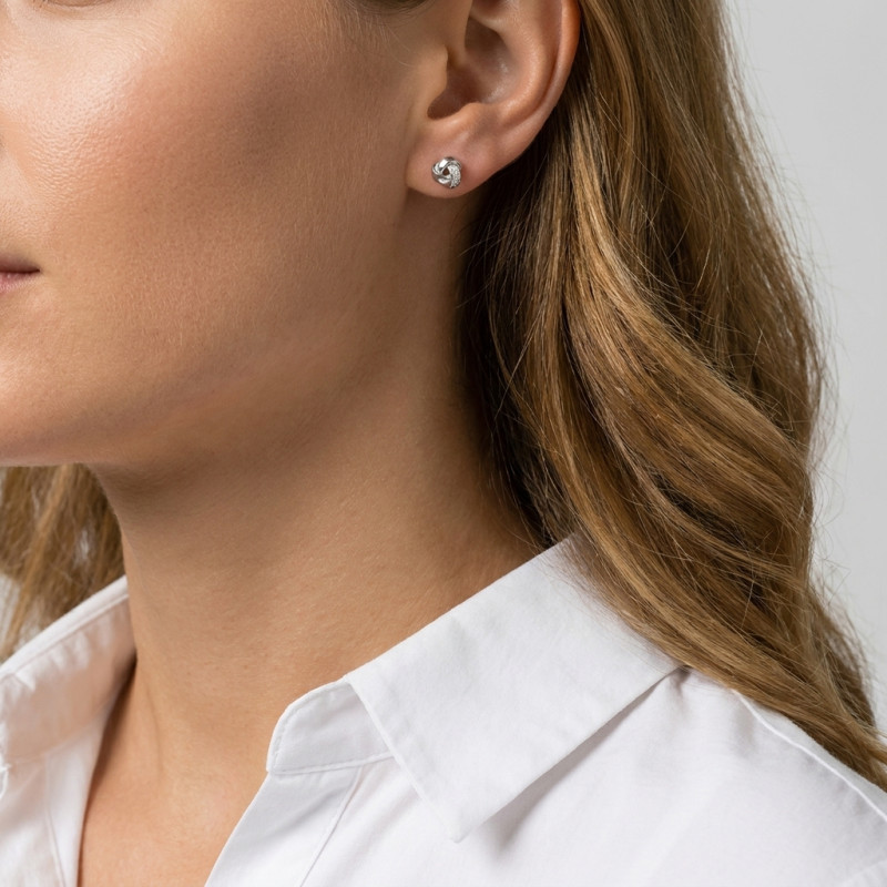 Boucles d'oreilles Or Blanc 750 motif entrelacé et diamants porté