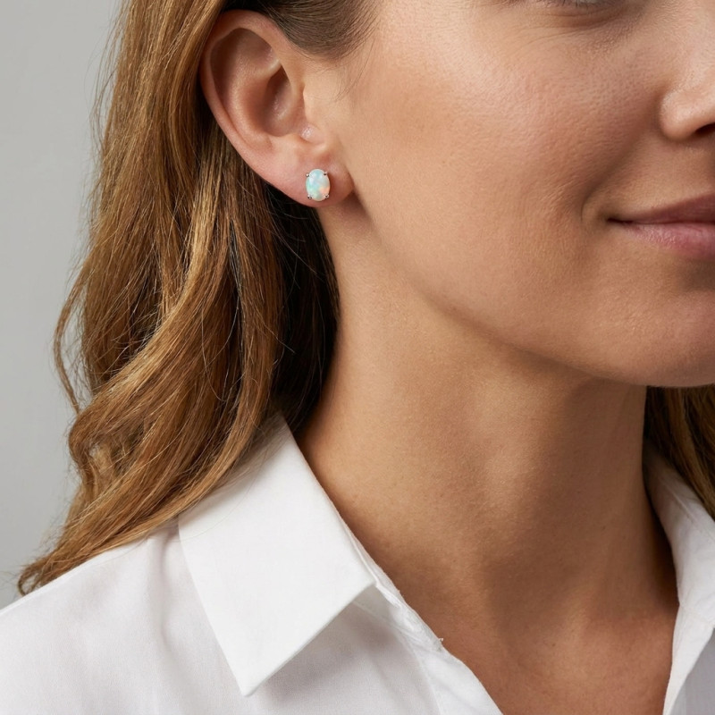 Boucles d'oreilles Or Blanc 750 Opale Ovale 8x6mm porté