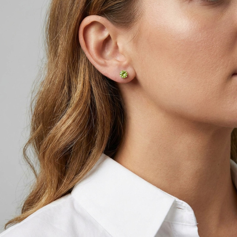 Boucles d'oreilles Or Blanc 750 Péridot 5mm porté